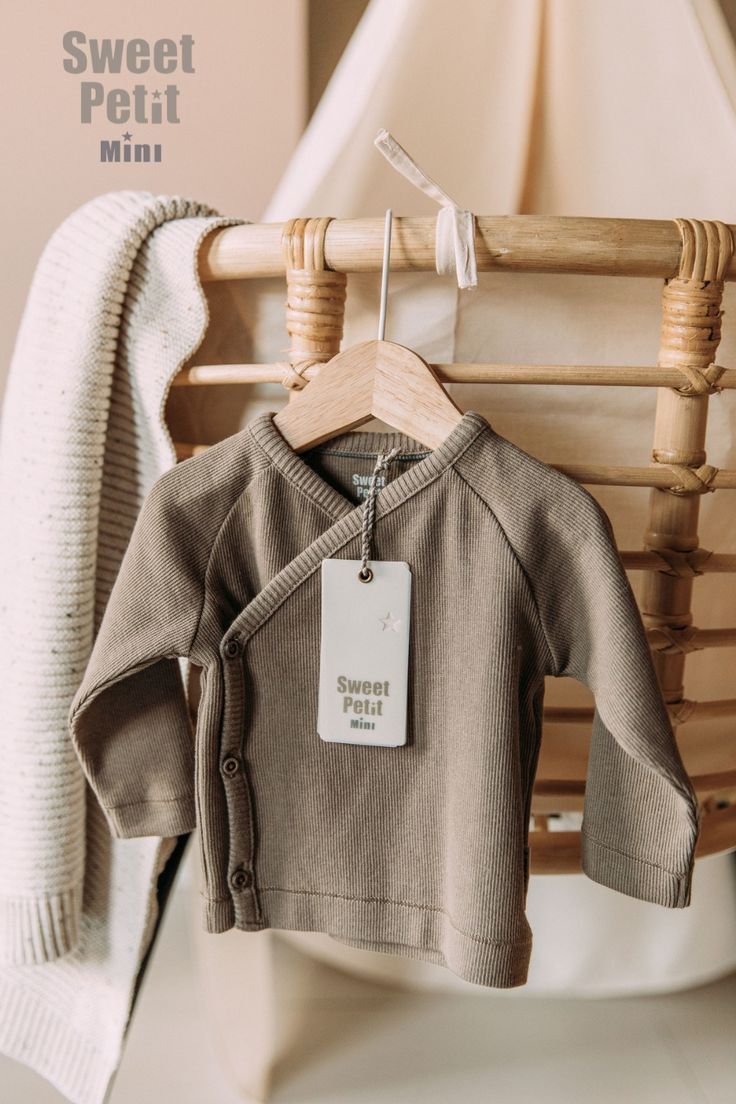 Nieuw en speciaal voor de allerkleinsten: zachte rib-items van Sweet Petit Mini. Te dragen in één kleur of onderling te combineren. Verkrijgbaar in maat 44 tot en met 62. Kleed ook het bedje aan met de gebreide wieg- en ledikantdekens van Sweet Petit Mini. Newborn, Mini, Sweet, Bags, Fashion, Candy, Handbags, Moda, Fashion Styles