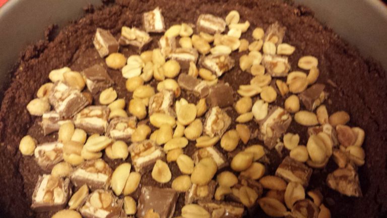 Snickersostekake – Easy breezy glutenfri Roy Fares, Pet Grooming Tools, Easy Breezy, Black Eyed Peas, Frosting, Baking, Recipes, Food, Alternative