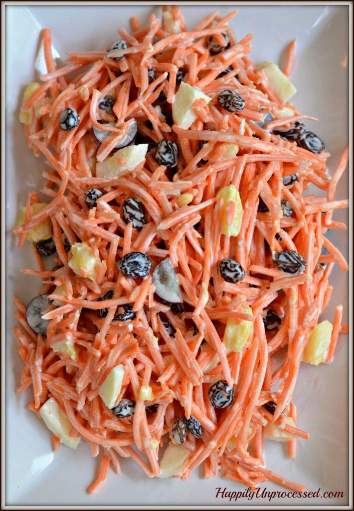 Classic Summer Carrot Salad Carrots, raisins, pineapple, grapes and apples come together with a nice mayo/yogurt dressing. So light, crisp and healthy. Vegetarian Recipes, Cooking Recipes, Healthy Recipes, Healthy Snacks, Healthy Eating, Good Food, Yummy Food, Carrot Salad, Delicious Salads