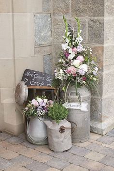 Vintage Milchkannen und Blumen Hochzeit Dekor / www.deerpearlflow … #ceremonyideas