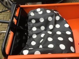 Bakfiets voetendeken (Een maat: Een maat,Design voetendeken: Geplastificeerd katoen rood met witte stippen klein) | Bakfiets voetendeken | Chiz-chic.nl - voor kleine dametjes en grote boefjes Go Ride, Bike Ride, Baby Strollers, Polka Dots, Riding, Make It Yourself, Cargo, Klein, Design