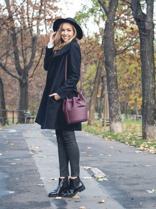 Hat in the wind Pretty Outfits, Chic Outfits, Fall Outfits, Perfect Closet, Headgear, Autumn Fashion, Cup, Boutique, My Style