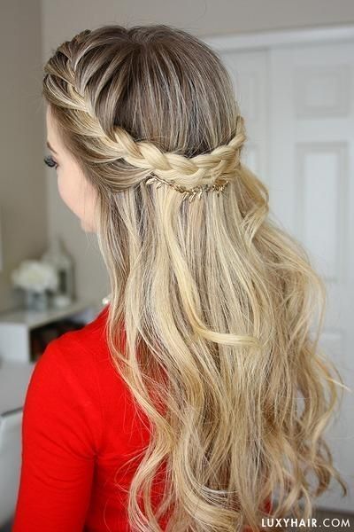 10 peinados con trenzas perfectos para ir a la oficina Una trenza en forma de corona. Puedes hacerla sólo de un lado y fijarla con un pasador en el otro extremo, dejando las puntas un poco escondidas con ayuda de otros mechones. Braided Crown Hairstyles, Down Hairstyles, Girl Hairstyles, Wedding Hairstyles, Hairstyle Braid, French Hairstyles, Hairstyle Ideas, Hairstyles Pictures, Hairstyles 2018