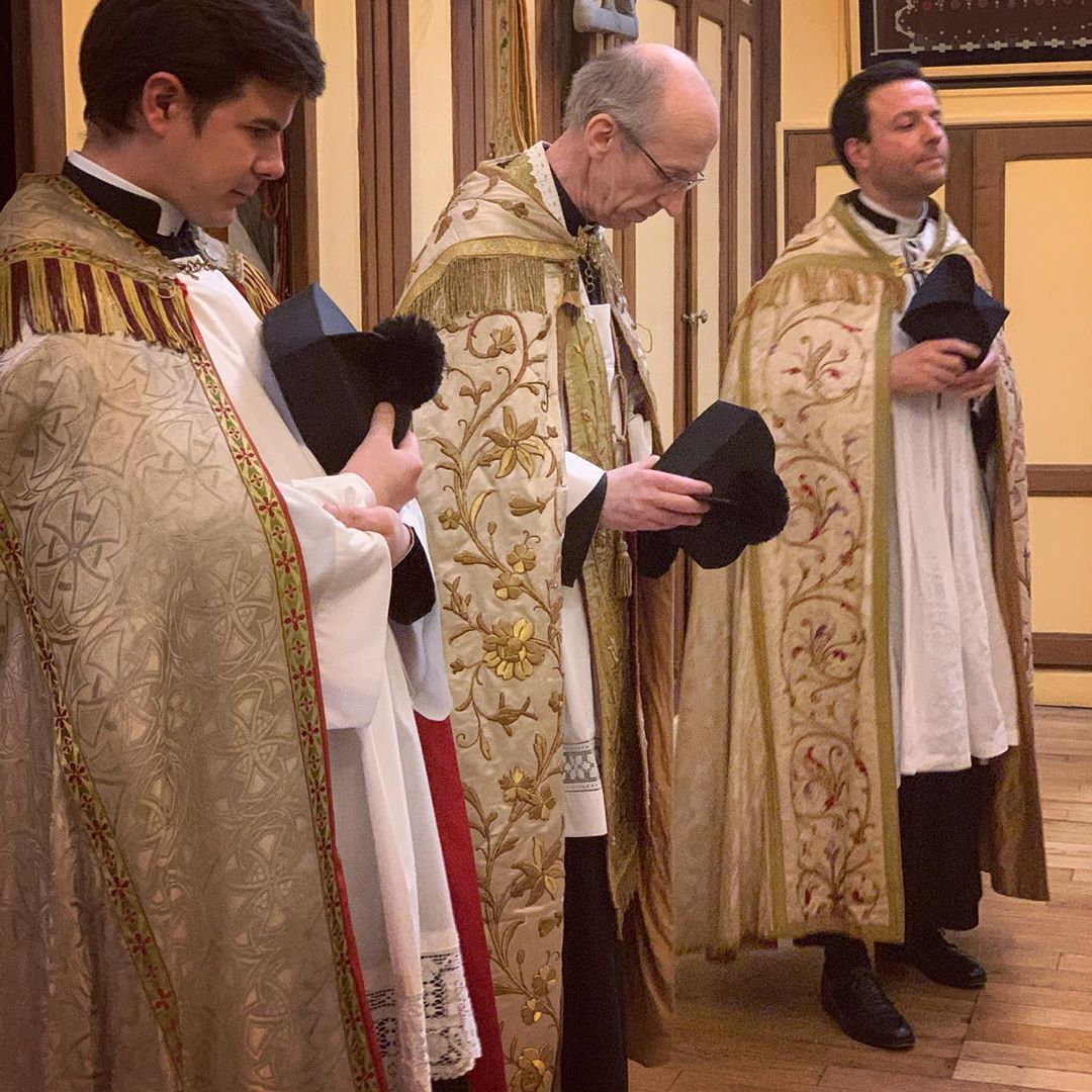 Schola Sainte Cécile ن’s Instagram profile post: “Ante vesperas. Avant les vêpres. #Vespera #Vesperas #Vêpres #Vepres #Vespers #TraditionalChurch #Tridentine #TridentineMassLover…” Sainte Cecile, Instagram, Rolodex