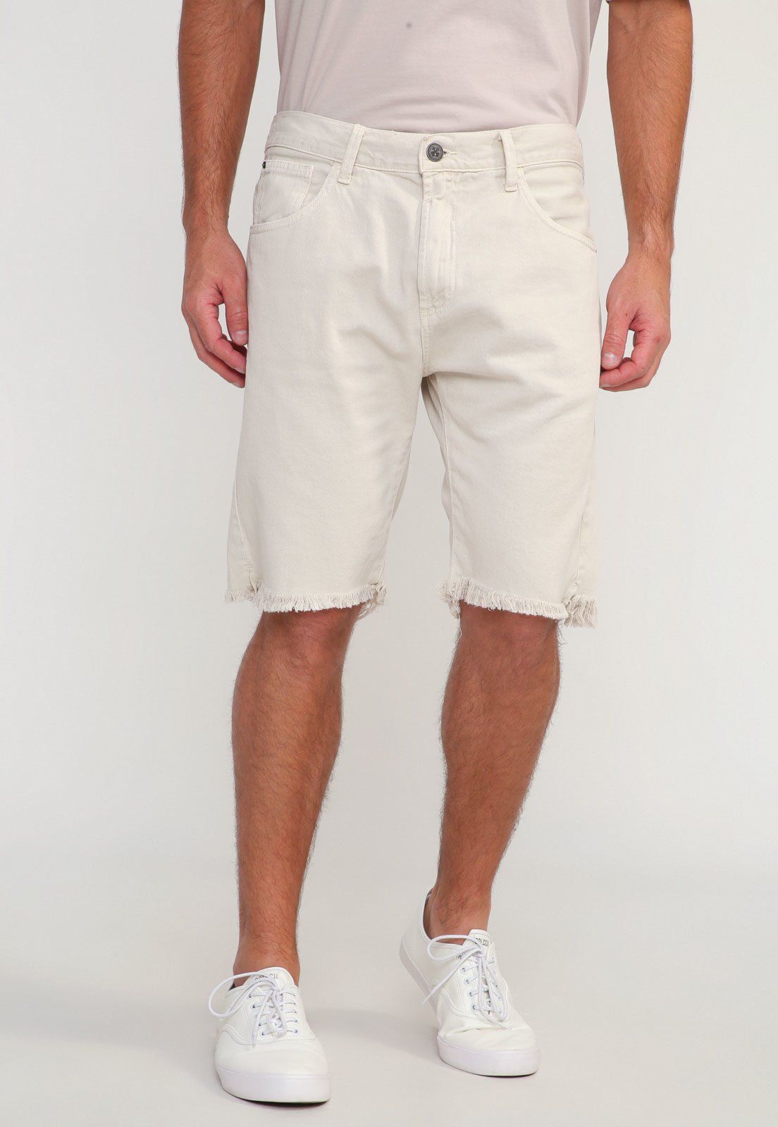 Bermuda Sarja John John Reta Bolsos Off-WhiteAltura da Cintura: AltaDetalhes: Possui barras desfiadas.Estilo: ModernoMedidas do Modelo: Altura: 1,84m/ Tórax: 99cm/ Manequim: 42.Trendy E Atemporal: As bermudas são perfeitas para compor looks de verão casuais ou esportivos e ao mesmo tempo ficar confortável e estiloso! Aposte com blusas, t-shirts mais fluidas e leves, tênis ou sandálias para criar um visual moderno!VERSÁTIL E Moderna: A sarja é um tecido macio feito de algodão puro ou misto em lin Off White, John John, Jeans, Shorts, Products, Fashion, Casual Summer, Summer Looks, Bermudas