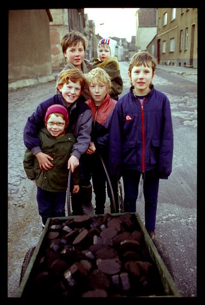 Kohlen holen: Kinder mit einem Handwagen Brikett, dem häufig verwendeten Brennstoff in der DDR. | Foto: Karlheinz Jardner Socialist State, Socialism, Communism, Berlin Hauptstadt, German Reunification, Religion, East Germany, Berlin Wall, Sewing Patterns For Kids