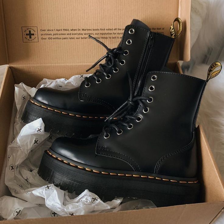 Uma coisa que eu percebi é que quase não têm scripts pra DR's onde a … #diversos # Diversos # amreading # books # wattpad Dr Shoes, Swag Shoes, Hype Shoes, Me Too Shoes, In Style Shoes, Sneakers Mode, Sneakers Fashion, Fashion Shoes, Shoes Sneakers