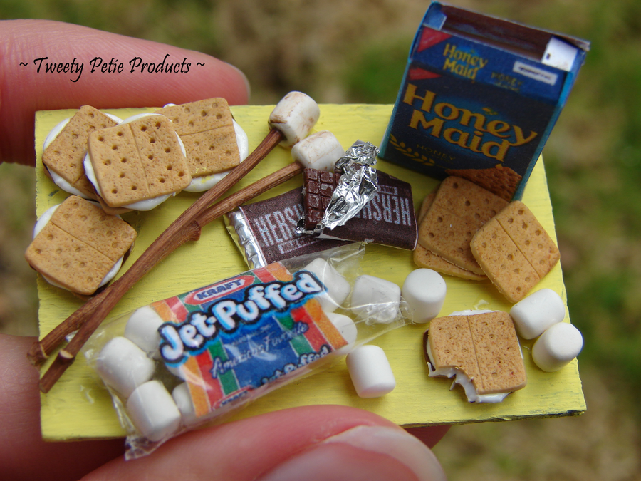 Scrumptious S'more Board. Making S'mores #miniature by ~birdielover. Cute!~AF Miniature Crafts, Miniature Food, Miniature Dolls, Miniature Houses, Tiny Food, Ag Food, Crafts For Girls, Diy For Girls, Crea Fimo