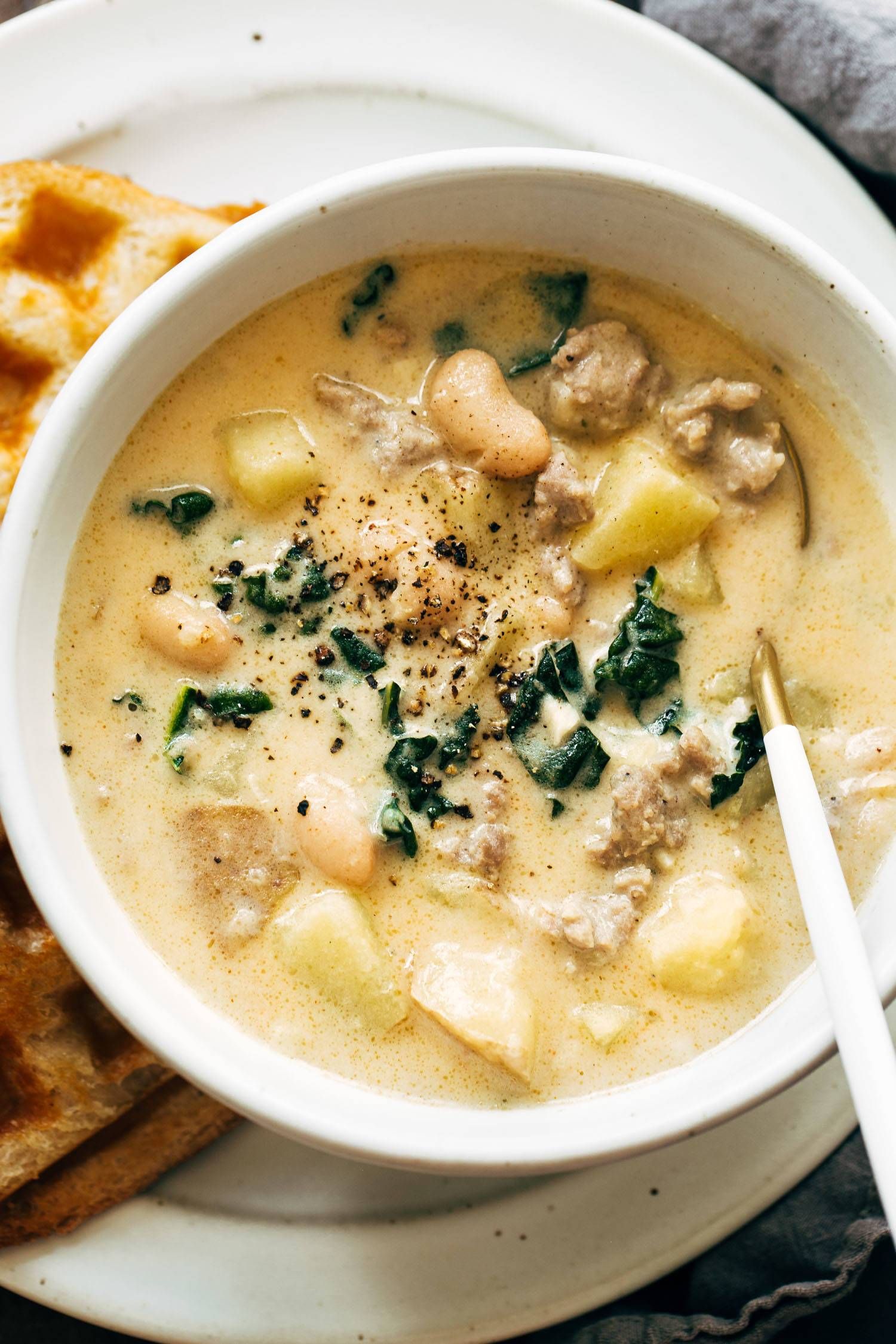 Sausage, Kale, and White Bean Soup Recipe - Pinch of Yum Protein Soup Recipes, Protein Soups, Delicious Soup Recipes, Healthy Recipes, Healthy Soups, Vegetarian Recipes, Creamy Mushroom Soup, Creamy Potato Soup, Paleo