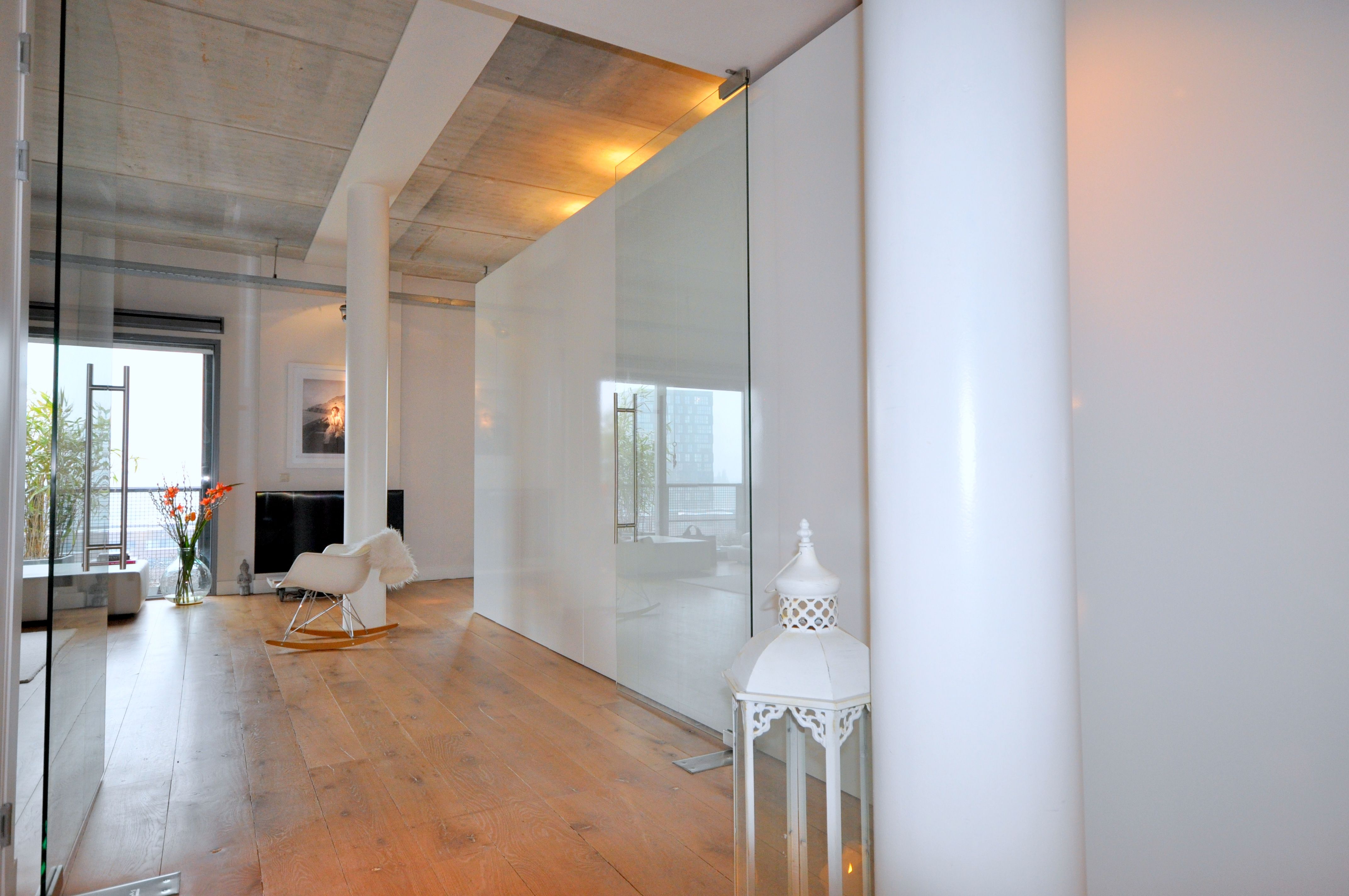 Frank Weil - Interieur verbouwd pakhuis - hoogglans wit kastenblok ... Frank Weil - Interieur verbouwd pakhuis - hoogglans wit kastenblok ...