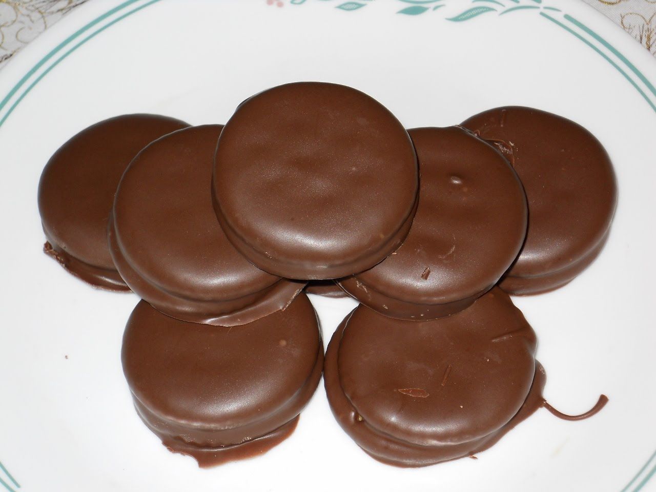chocolate covered crackers with peanut butter chocolate covered crackers with peanut butter