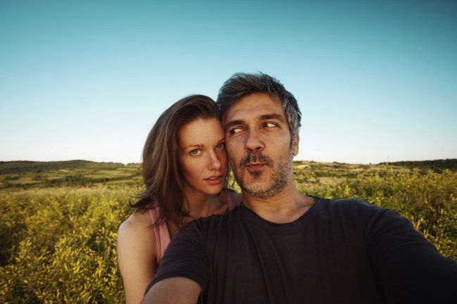 Reiche frauen suchen jüngere männer