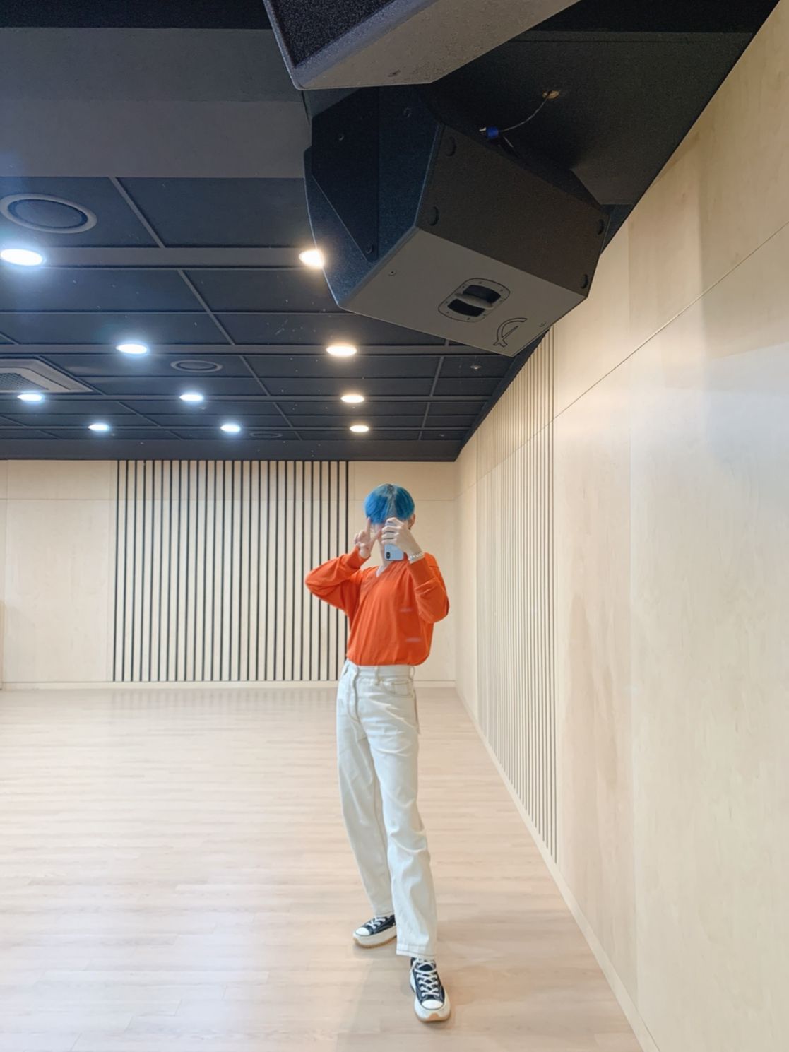 Yeonjun Converse, Converse Run Star Hike, Dark Outfits, Stylish Outfits, Bright Blue Hair, Rapper, Perfect Boyfriend, Legs For Days, All Black Outfit