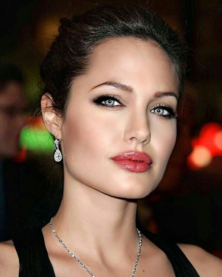 Créditos da capa: VanessachavesChaves Neste livro você não encontrar… #diversos # Diversos # amreading # books # wattpad Angelina Jolie Fotos, Angelina Jolie Makeup, Beautiful Eyes, Most Beautiful Women, Beautiful People, Gorgeous, Beautiful Celebrities, Beautiful Actresses, Eyeliner Tattoo