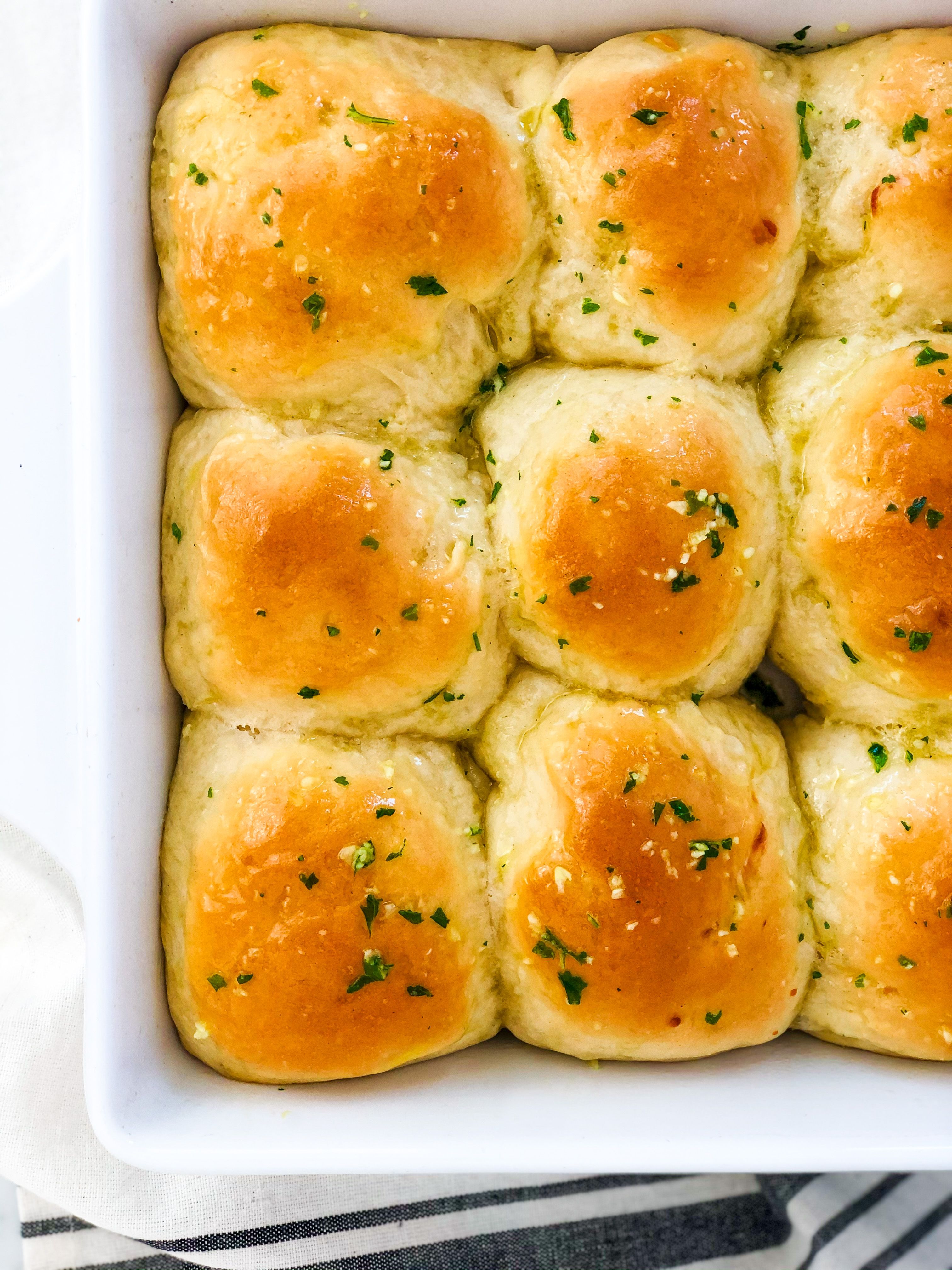 Garlic Dinner Rolls Recipes Garlic Parmesan Dinner Rolls Recipe Fetty S Food Blog Recipe In 2020 Dinner Rolls Dinner Rolls Recipe Rolls Recipe