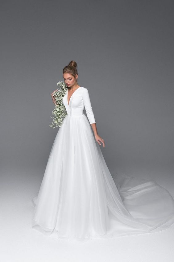 Il tulle è glamour, versatile ed economico,scopri come sfruttarlo per dare al tuo total look sposa un tocco romantico ed originale. Eva Lendel EVA BRIDAL COLLECTION #sposa #abitosposa #weddingdress #brides #abitobianco #weddinggown #abitobianco #abitosposaampio #sposaromantica #hautecouture #tulle bianco #abitbianco #abitoampio Eva Lendel EVA BRIDAL COLLECTION Wedding Dress Trends, Modest Wedding Dresses, Wedding Dress Long Sleeve, Dream Wedding Dresses, Wedding Dresses Vintage, Bridal Dresses, Wedding Dresses Lace, Maxi Dresses, Guipure Lace Wedding Dress