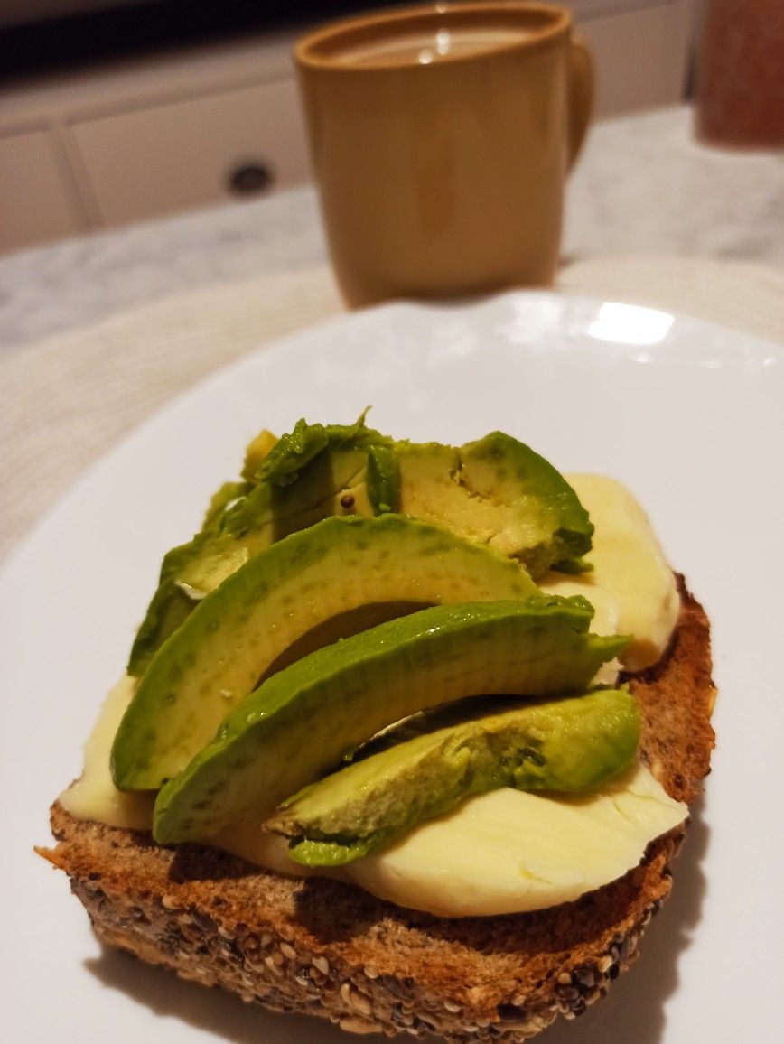 Increíble desayuno: tostón de pan de harina integral con semillas + queso Port Salut light + media palta 🥑🍞☕. Completo en nutrientes: hidratos de carbono complejos (tostón), proteínas (queso), fibra (semillas) y grasas saludables (palta). Buen día! #avocadotoast #avocado #palta #aguacate #desayuno #breakfast #fitbreakfast. Pan Integral, Queso, Breakfast, Aesthetic, Fiber, Avocado, Complex Carbs, Good Morning, Morning Coffee