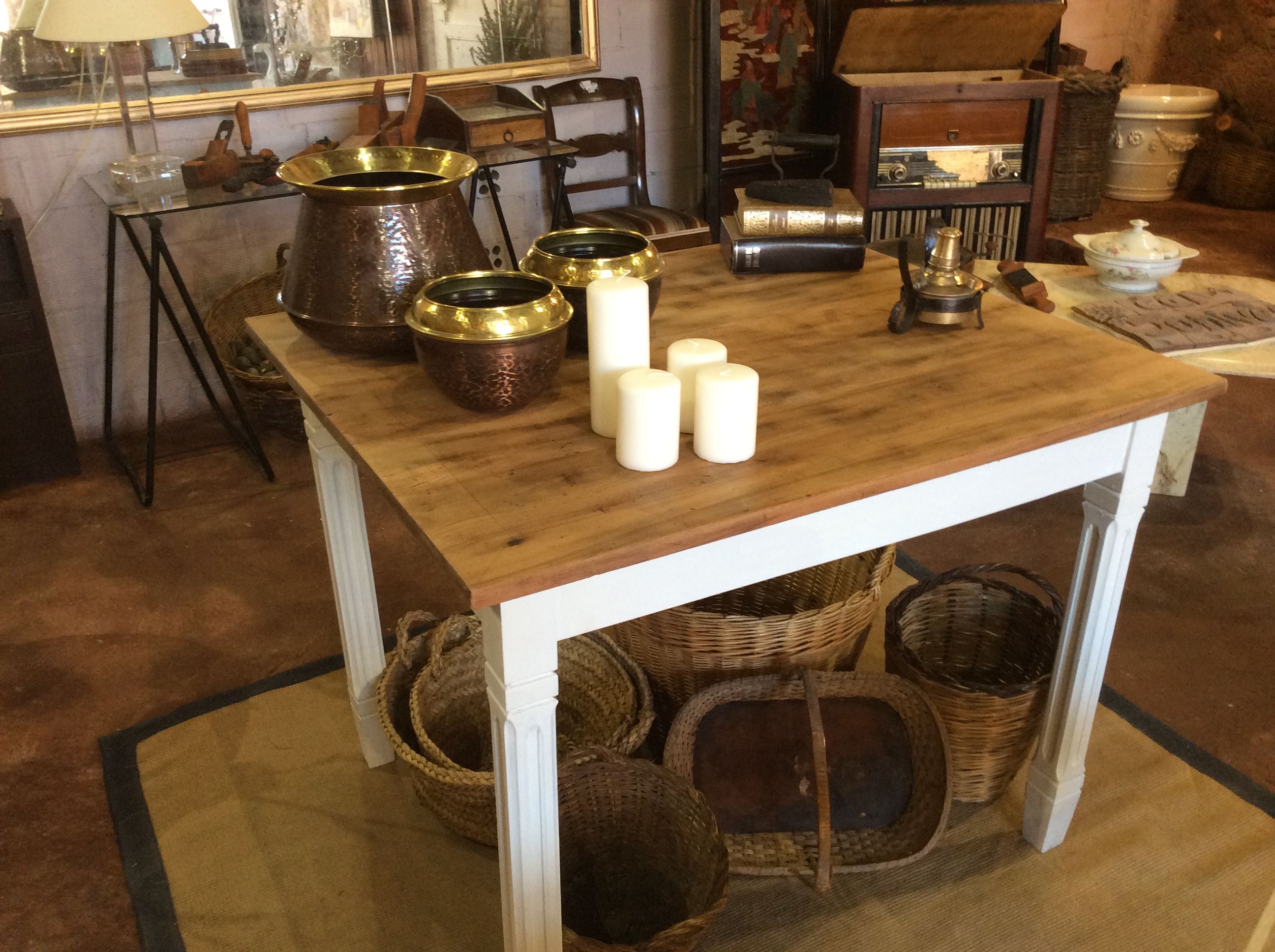 Mesa antigua rustica oscura restaurada con un aire mas actual y con ... Mesa antigua rustica oscura restaurada con un aire mas actual y con ...
