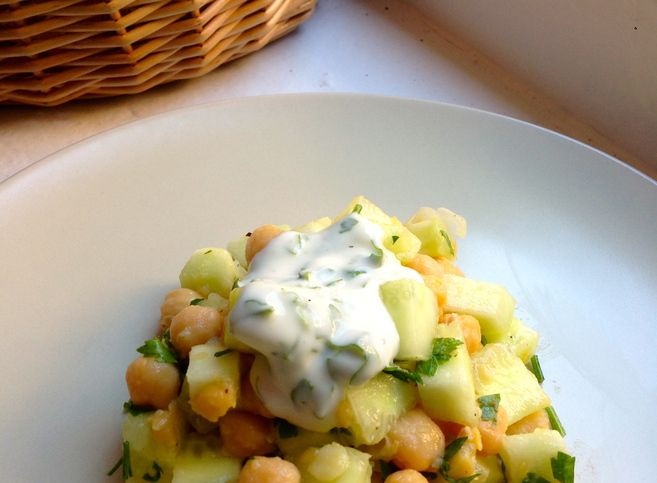 Ensalada De Garbanzos Y Pepino Con Salsa De Yogur Menta Y Eneldo Ensalada De Garbanzos Recetas Vegetarianas Garbanzos