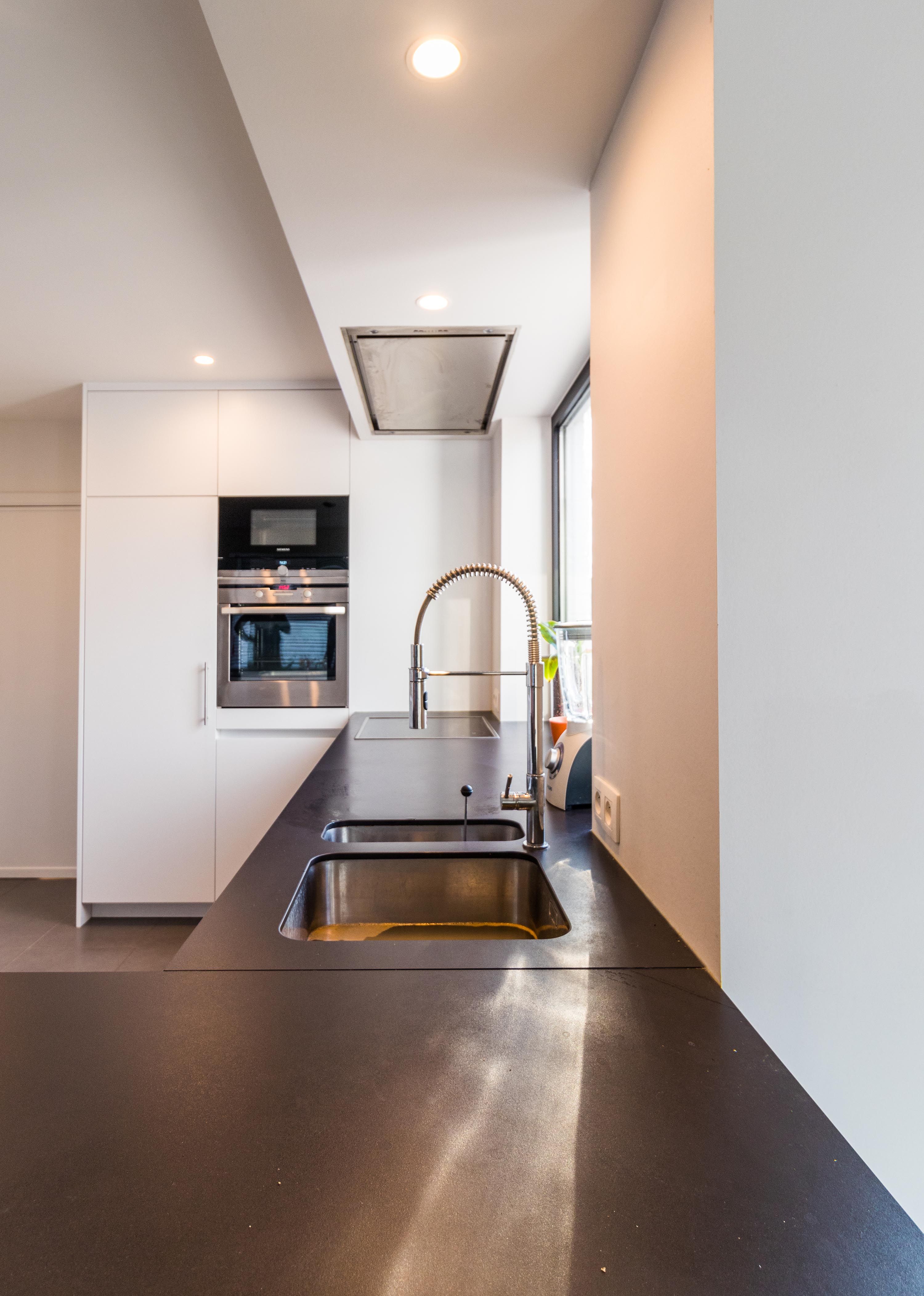 Groep Cnudde - moderne keuken met werkblad in Dekton ...