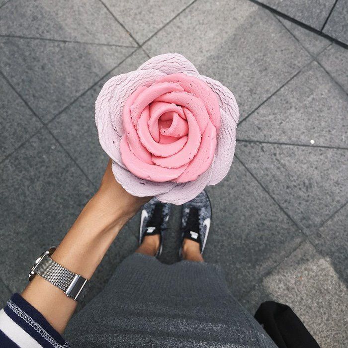 Gelato Flowers at i Creamy in Sydney Best Ice Cream Maker, Ice Cream Makers, Yummy Ice Cream, Rose Ice Cream, Ice Cream Cone, Starbucks, Thai Milk Tea, Salsa Dulce, Flower Ice