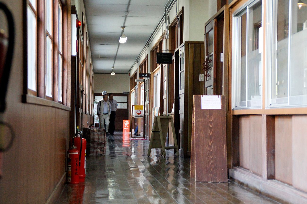 旧質美小学校でランチ・カフェ。校舎、教室を活用したお店が並ぶ、オシャレでレトロな雰囲気はカメラ女子なら必見の観光地【京丹波】 | ホームページ制作 大阪【インフォメーションメディアデザイン株式会社】