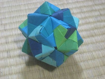 複数枚で作る多面体の折り紙のことを ユニット折り紙 と言います とてもきれいなアート作品は 自分で作るには敷居が高いように思いますが コツを掴めば簡単です パーツの組み合わせで成り立つ多面体折り紙はそれが4つなのか168個なのかの違いだけ さぁ その 複数枚で作る多面体の折り紙のことを ユニット折り紙 と言います とてもきれいなアート作品は 自分で作るには敷居が高いように思いますが コツを掴めば簡単です パーツの組み合わせで成り立つ多面体折り紙はそれが4つなのか168個なのかの違いだけ さぁ その