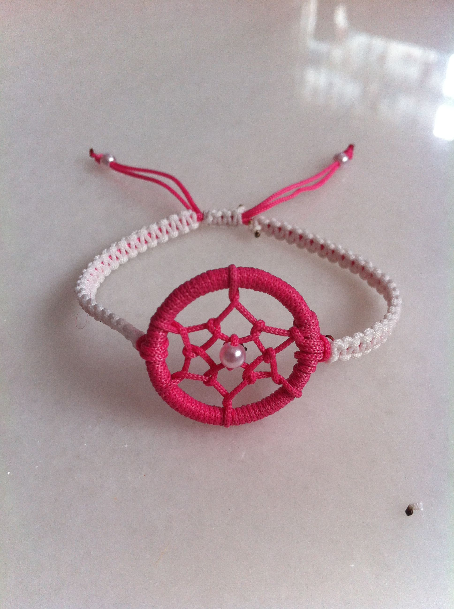 Brazalete Hermoso De Atrapa Sueños Tips Pinterest Dream Light Pink And Dark Red Dream Catcher Bracelet Instead Of Chain It Twisted Thing Strings To Hang On Wrist