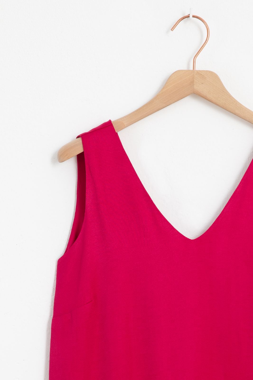 Roze satijnen top van Sissy-Boy. De top heeft een diepe V-hals, aan de voor- en achterkant en is gemaakt van 100% polyester. Combineer de top met een stoere jeans of een elegante rok. Sissy Boys, Basic Tank Top, Camisole Top, Tank Tops, Elegant, Jeans, Women's Top, Products, Fashion