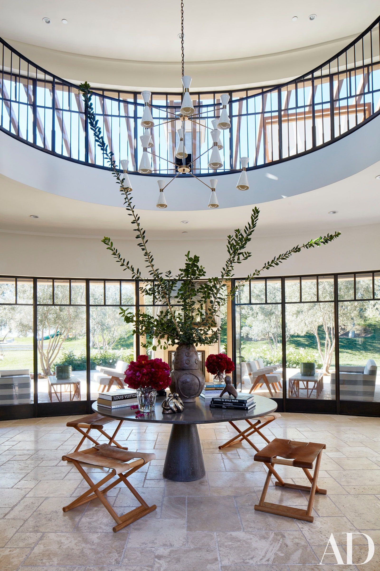 Inside Khloé and Kourtney Kardashian’s Houses in California | Architectural Digest Casa Da Khloe Kardashian, Calabasas Homes, Kim House, Mediterranean Style Homes, Teen Choice Awards, California Homes, Decoration, Home Interior Design, Mansion Interior