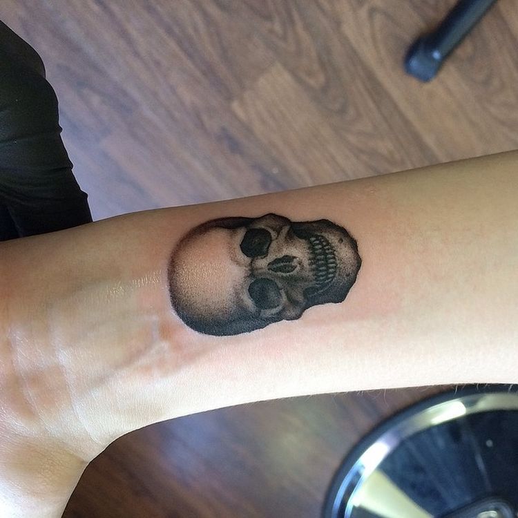 Elizabeth Markov’s Tattoos Take Our Breath Away ! Immaculate Line Work