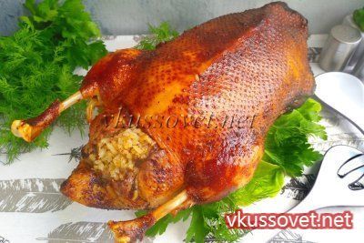Утка в духовке – не простое блюдо для начинающих хозяек. Без кулинарных навыков и опыта можно испортить птицу. Предлагаю приготовить сочную нежную утку, фаршированную рисом с потрохами по рецепту с фото. Блюдо подойдет для праздничной подачи или на воскресный обед. Прежде всего следует выбрать молодую птицу весом 1,5 – 1,8 кг. Обратите внимание на неповрежденную шкуру, белый цвет жира и приятный запах. Для получения хрустящей корочки рекомендую использовать для смазывания мёд с нейтральным вкусо Russian Recipes, Duck, Turkey, Meat, Delicious, Food, Warm Food, Eat Lunch, Easy Meals