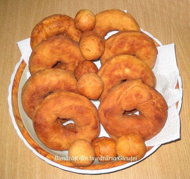 Papanasi cu branza de vaci si gris - Bunătăți din bucătăria Gicuței Romanian Food, Pancakes And Waffles, Food Cakes, Sandwich, Food Art, Feta, Cake Recipes, Bun, Deserts