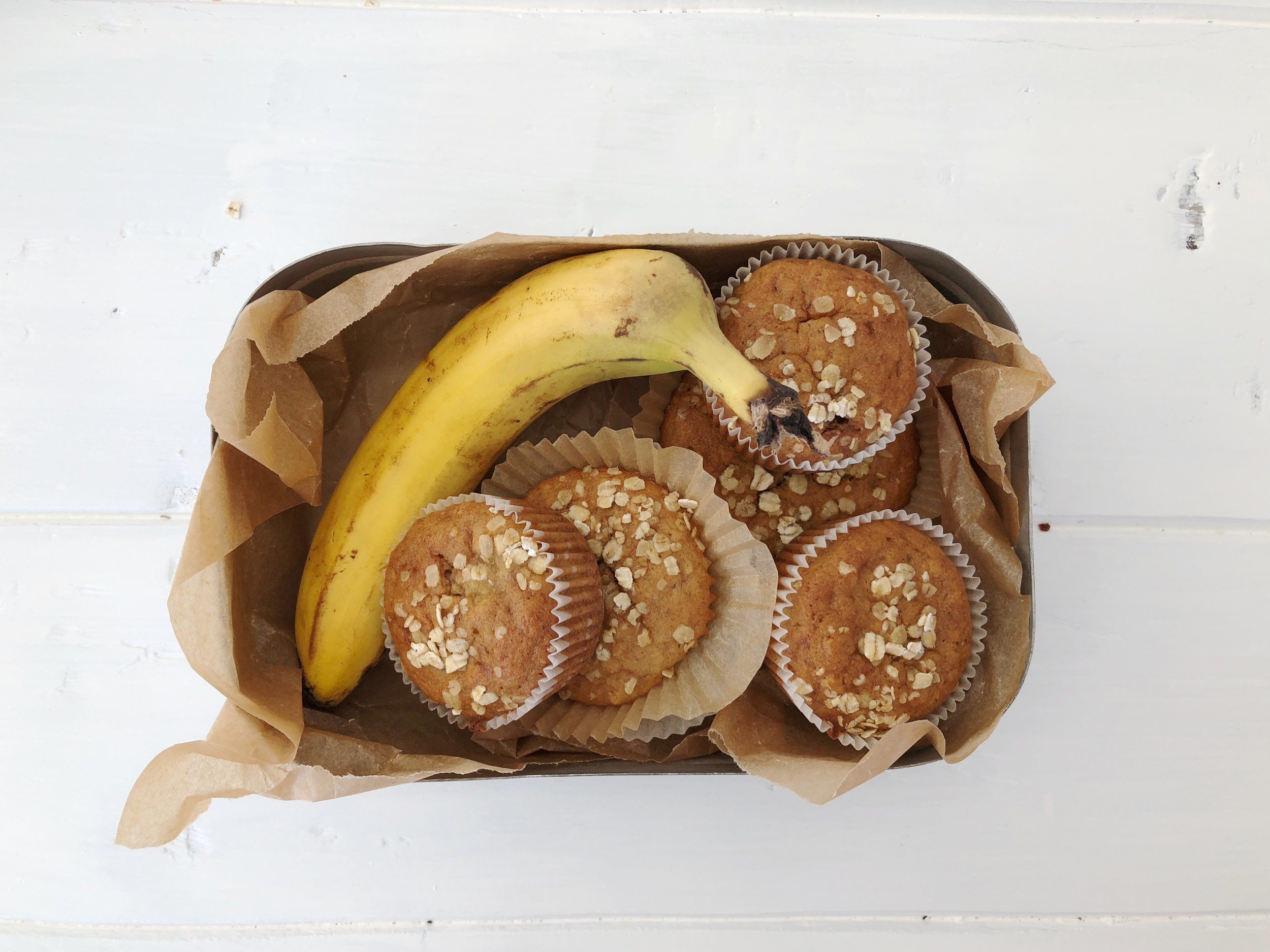 Bananmuffins med havregryn — FAMILIEMAT Caramel Apples, Granola, Baking, Ethnic Recipes, Desserts, Blog, Baking Soda, Tailgate Desserts, Deserts