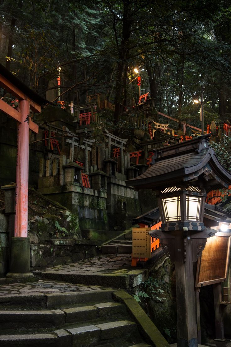 Mitsurugi-sha in Fushimi Inari Shrine #photographing
