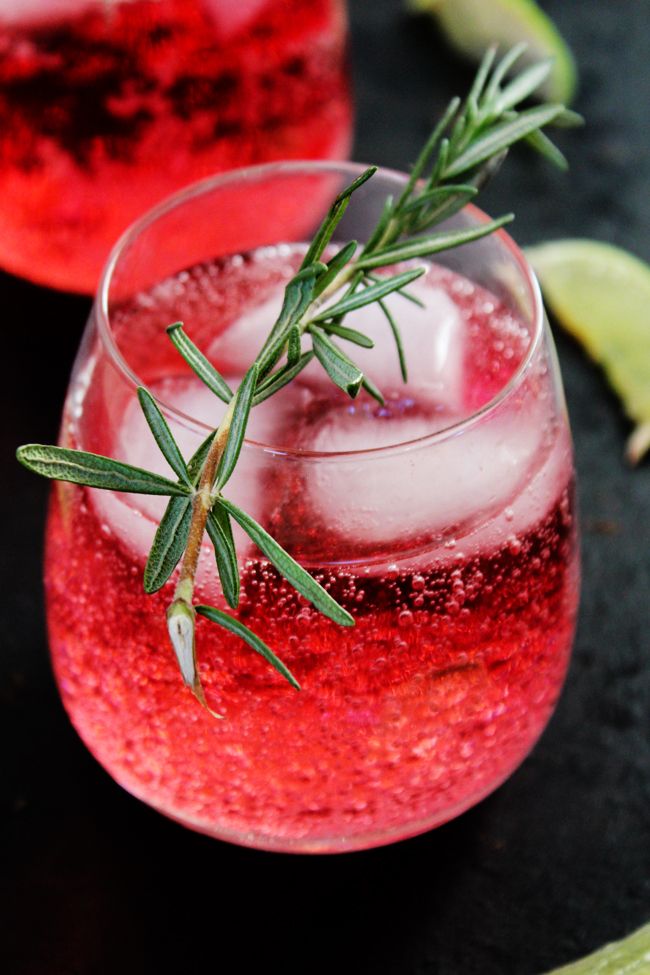 Sparkling Cocktail, Cranberry Cocktail, Cocktail Drinks, Fun Drinks, Yummy Drinks, Cocktail Recipes, Alcoholic Drinks, Cocktail Ideas, Lime Drinks