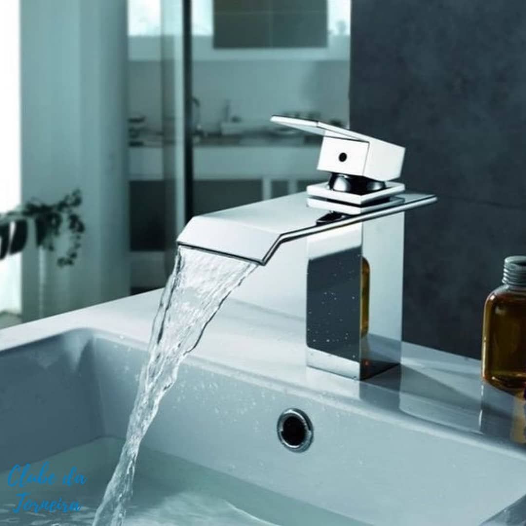 Seu banheiro vai ter outra cara com essa torneira . 📬 Frete grátis para todo Brasil . Sua casa o seu estilo . #torneira #torneiragourmet #torneirasgourmet #torneirapremium #torneiraspremium #decoração #casa #cozinha #banheiro #gourmet #varandagourmet #cuba #marmore #design #designinteriores #reforma #torneirasaltopadrão #arquitetura #acoescovado #cromada #blackrose #apartamento #casanova Bathroom Sink Taps, Bathroom Fixtures, Pendant Light, Waterfall Faucet, Vessel Faucets, Basin Mixer Taps, Polished Brass, Decoration, Chrome