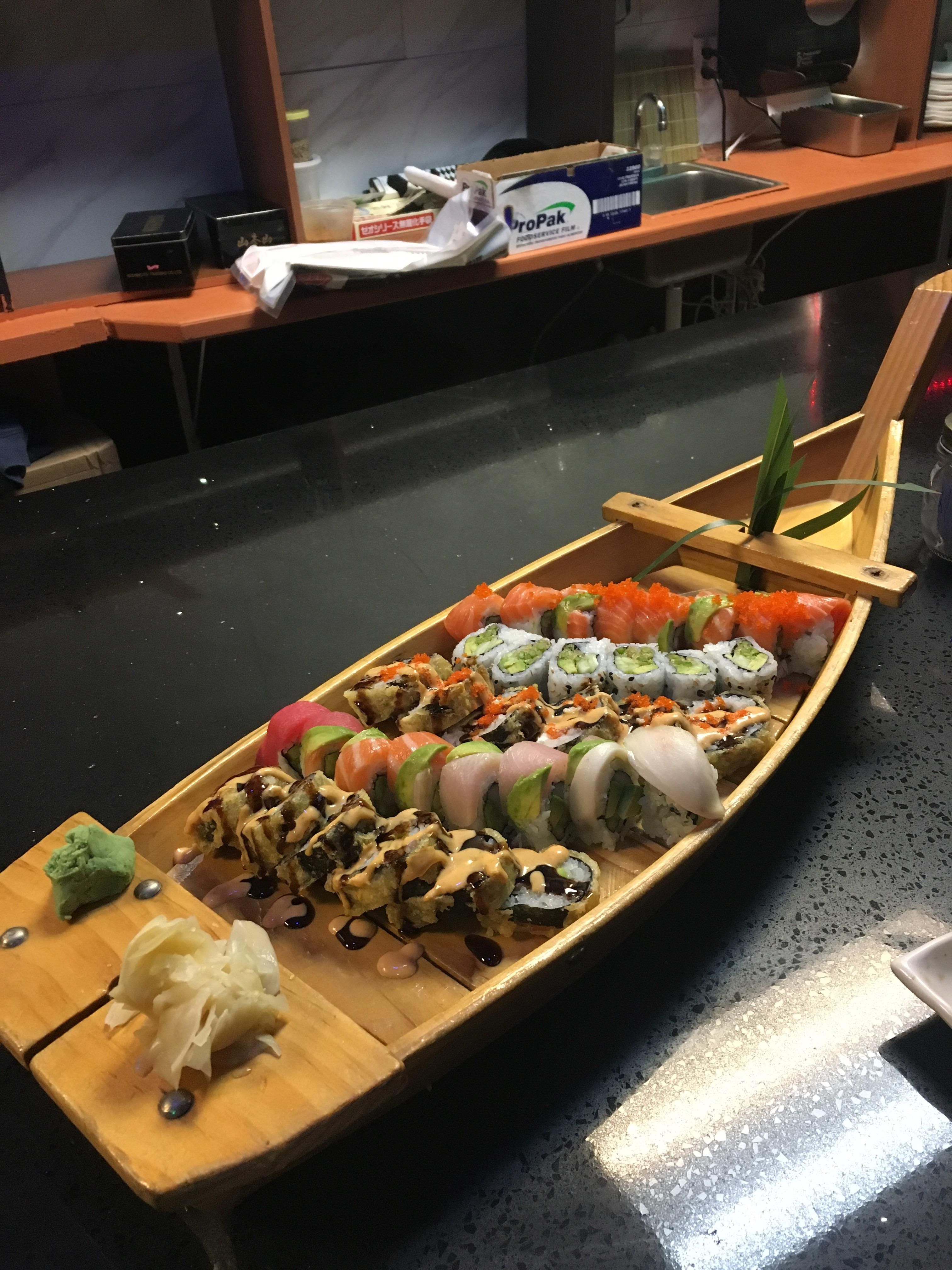 The Way My Local Sushi Restaurant Displays Your Rolls If You Order The Way My Local Sushi Restaurant Displays Your Rolls If You Order More Than 3 Food Foo Yummy Yum Foodgasm Nomnom Delicious Recipe