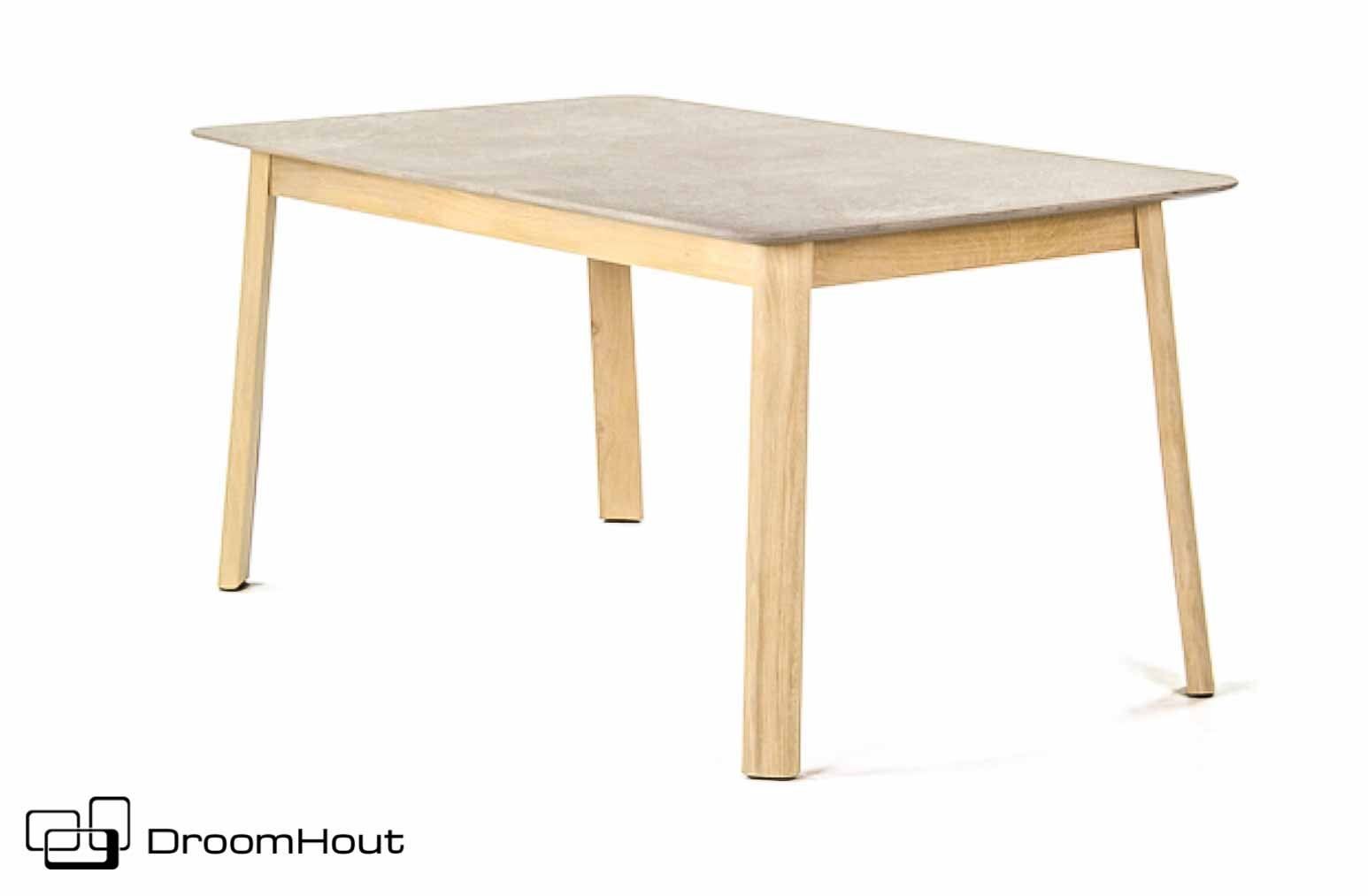 PLM Design maakte deze tafel Charles zo mooi dat je wel haast honger krijgt om er aan te zitten. Of om 'm te kopen natuurlijk. De vier poten zijn gemaakt van massief eiken. Het blad is gemaakt van een houtvezel met betonlook finishing. Super sterk en prettig in het gebruik. De rand van tafel Charles is verjongd. Dat wil zeggen dat deze schuin wegloopt waardoor deze nog slanker lijkt. 6-persoons eiken houten tafel - Limited Edition Deze eettafel Charles is uit een Limited Edition waarvan we momen Furniture, Home Decor, Design, Products, Decoration Home, Room Decor, Home Furnishings, Home Interior Design