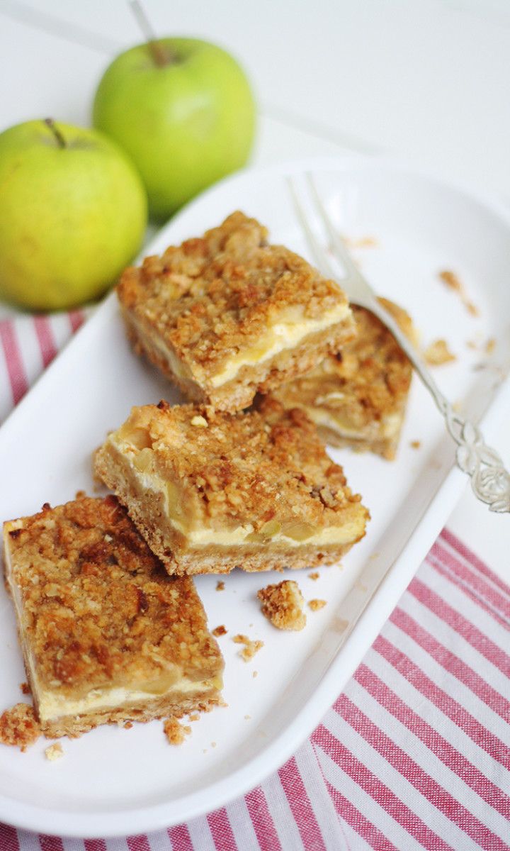 Omena-juustokakkupalat | Maku Good Bakery, Sweet Bakery, Food Drinks Dessert, Food And Drink, Cooking And Baking, Baking Recipes, Salty Foods, Different Cakes, Sweet Pie