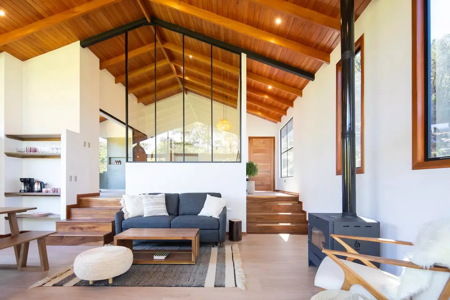 Cette maison contemporaine de 90m2 domine les arbres - Planète Déco Loft, Dining Living Room, Staircases, House, Cottage, Projects, Mountain Home Id, Open Spaces, Living Room