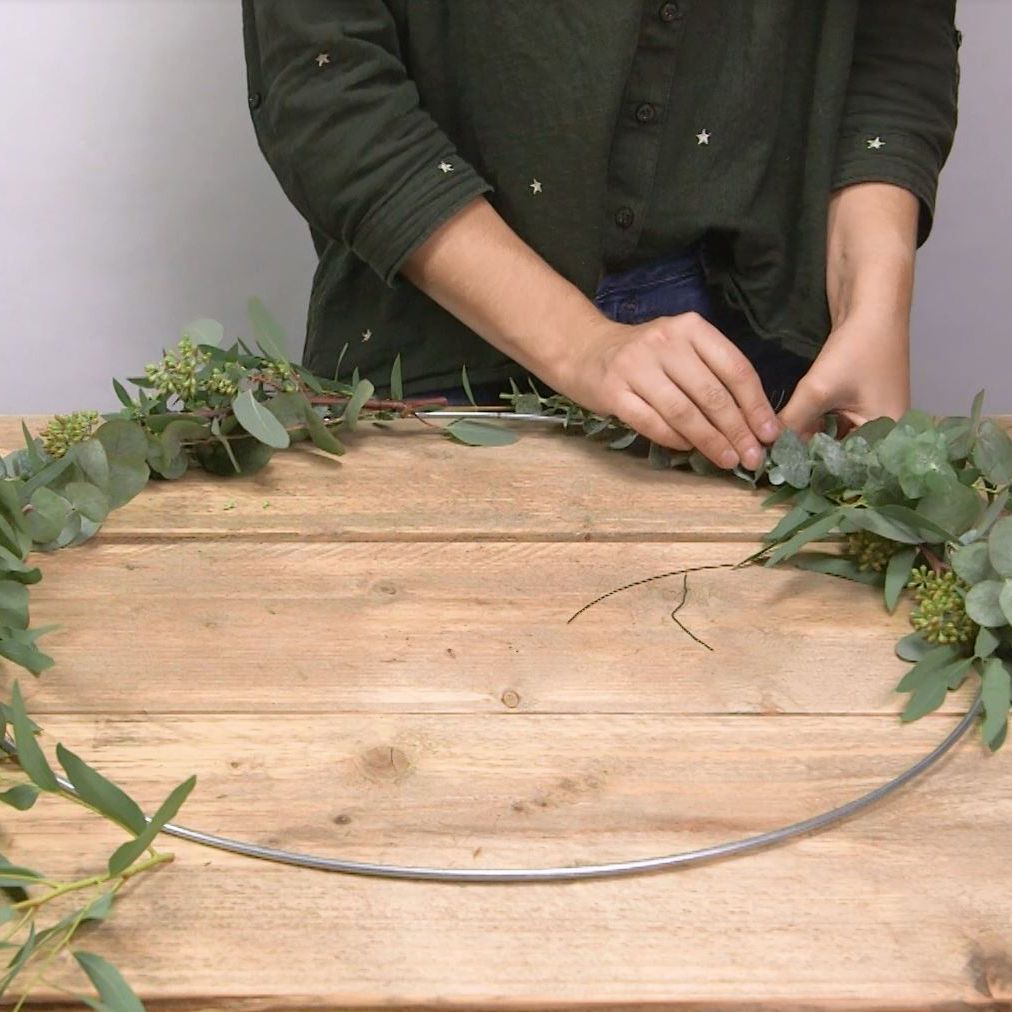 DIY: Eucalyptus krans - Intratuin Natural Christmas, Winter Christmas, Winter Holidays, Christmas Time, Christmas Wreaths, Christmas Decorations, Advent Wreaths, Eucalyptus Diy, Flower Decorations