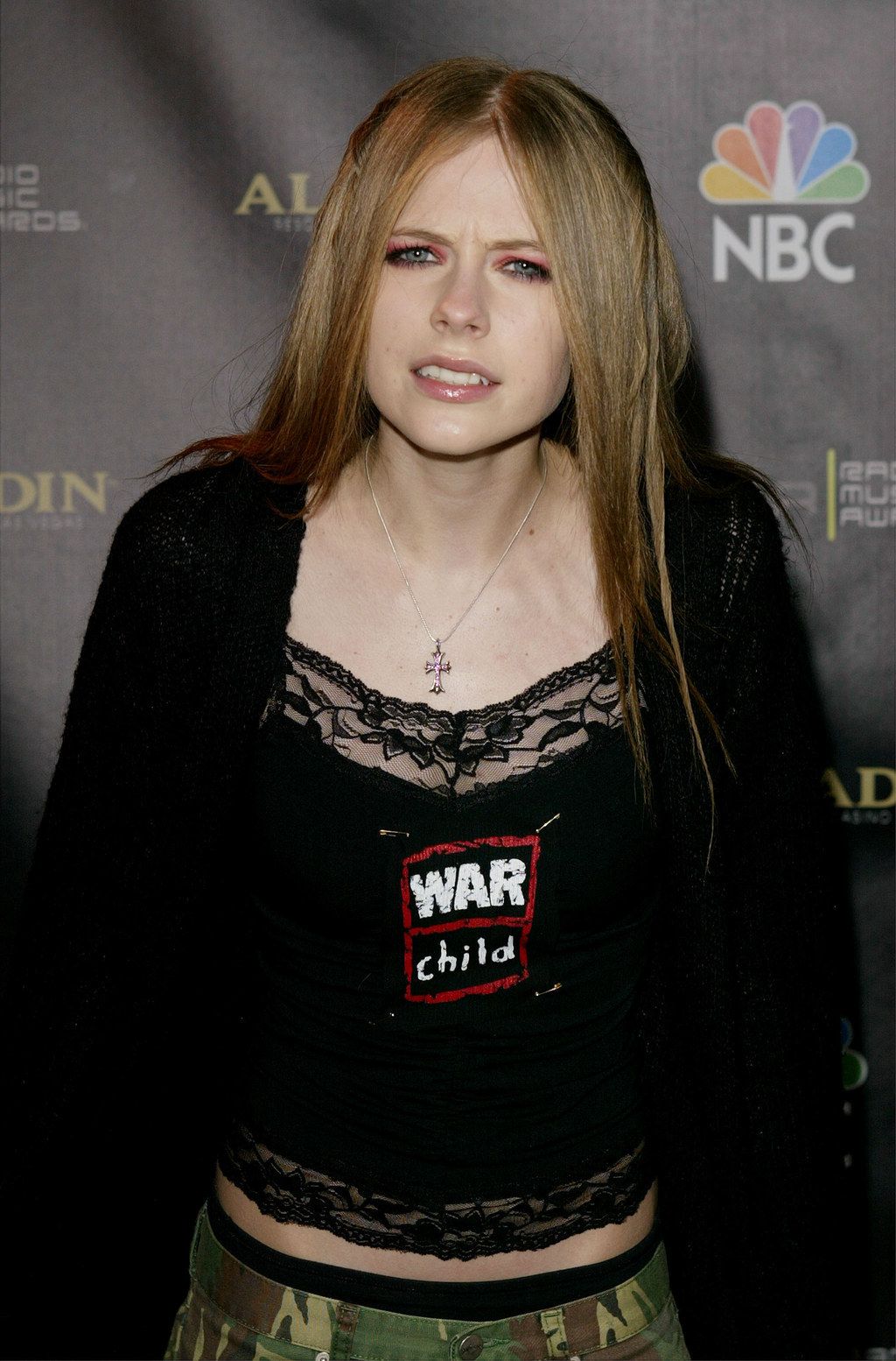 And When She Safety Pinned A Message To Her Lacy Camisole Avril Lavigne Style Avril Lavigne Fashion