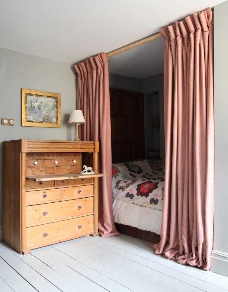 Curtained alcove bed in the London flat of designer Patrick Williams of Berdoulat | Remodelista Small Room Bedroom, Room Ideas Bedroom, Home Bedroom, Bedroom Interior, Diy Bedroom Decor, Girls Bedroom, Master Bedroom, House Interior, Small Rooms
