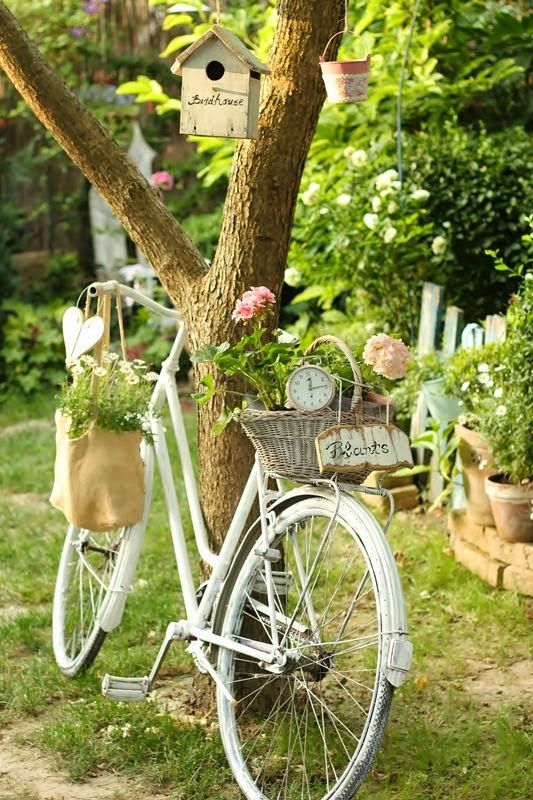 Pon una bicicleta vintage en la decoración de tu boda | Preparar tu boda es facilisimo.com Vintage Gardening, Vintage Garden Decor, Organic Gardening, Whimsical Garden, Vintage Planters, Vintage Diy, Gardening Tips, Vintage Wedding, Garden Decor Projects