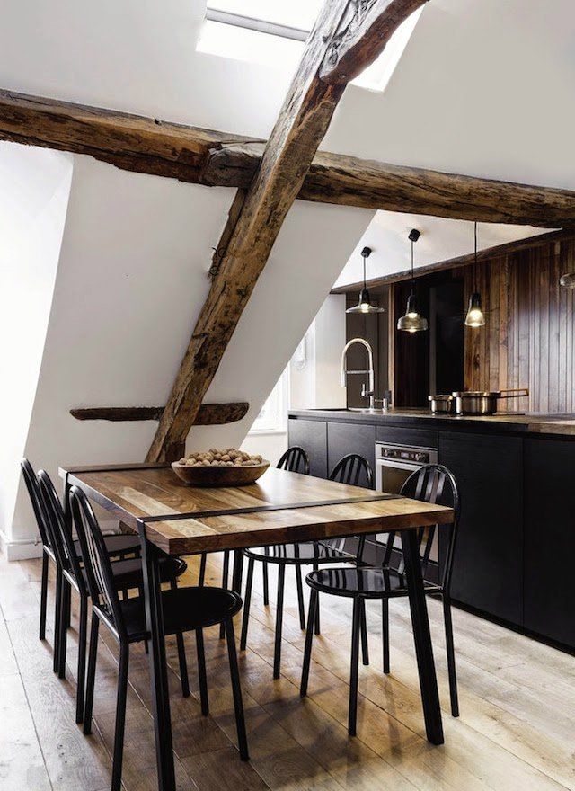 A Cozy Apartment Tucked under the Rooftops of Paris Küchen unter - küche in dachschräge A Cozy Apartment Tucked under the Rooftops of Paris Küchen unter - küche in dachschräge