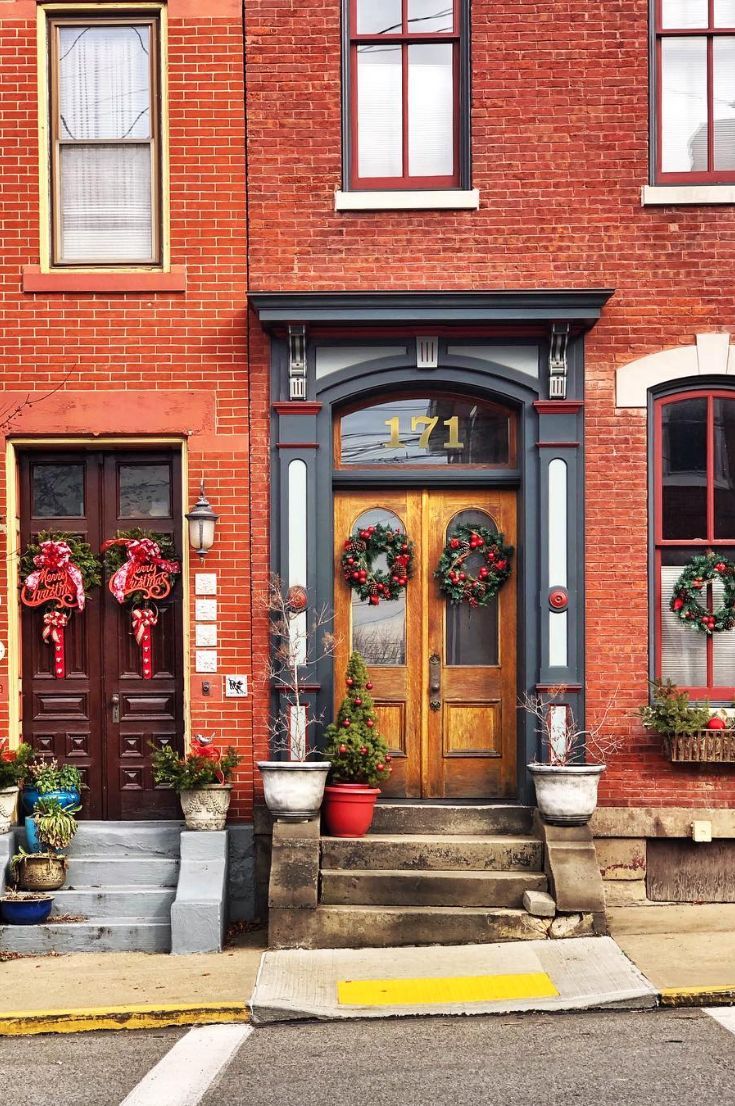 35+ Free Stunning Christmas Front Doors Decoration Ideas New 2020 - Page 13 of 35 #christmasdoordecorationsforwork