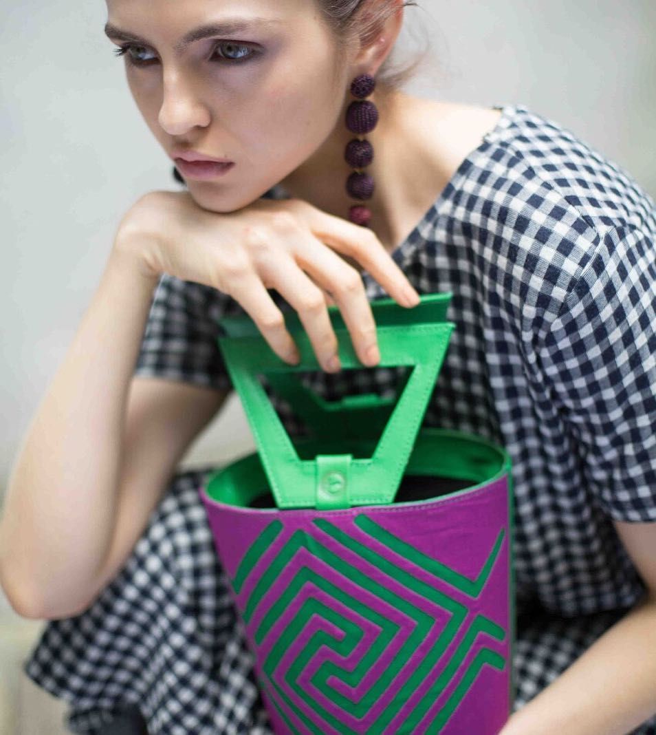 Te invitamos a que conozcas nuestra más reciente colección Nabba Urbano! La cual lanzamos durante #Colombiamoda y la que estará disponible en nuestras tiendas a partir del 4 de agosto! Por ahora puedes comprar nuestras piezas en nuestra página web! ⠀⠀⠀⠀⠀⠀⠀⠀⠀ ⠀⠀⠀⠀⠀⠀⠀⠀⠀ #indigenousmade #colombianproducts #nabbaurbano #fehandbags Colombian, Dig, Lunch Box, Handbags, Tents, Urban, Budget, Totes, Bento Box