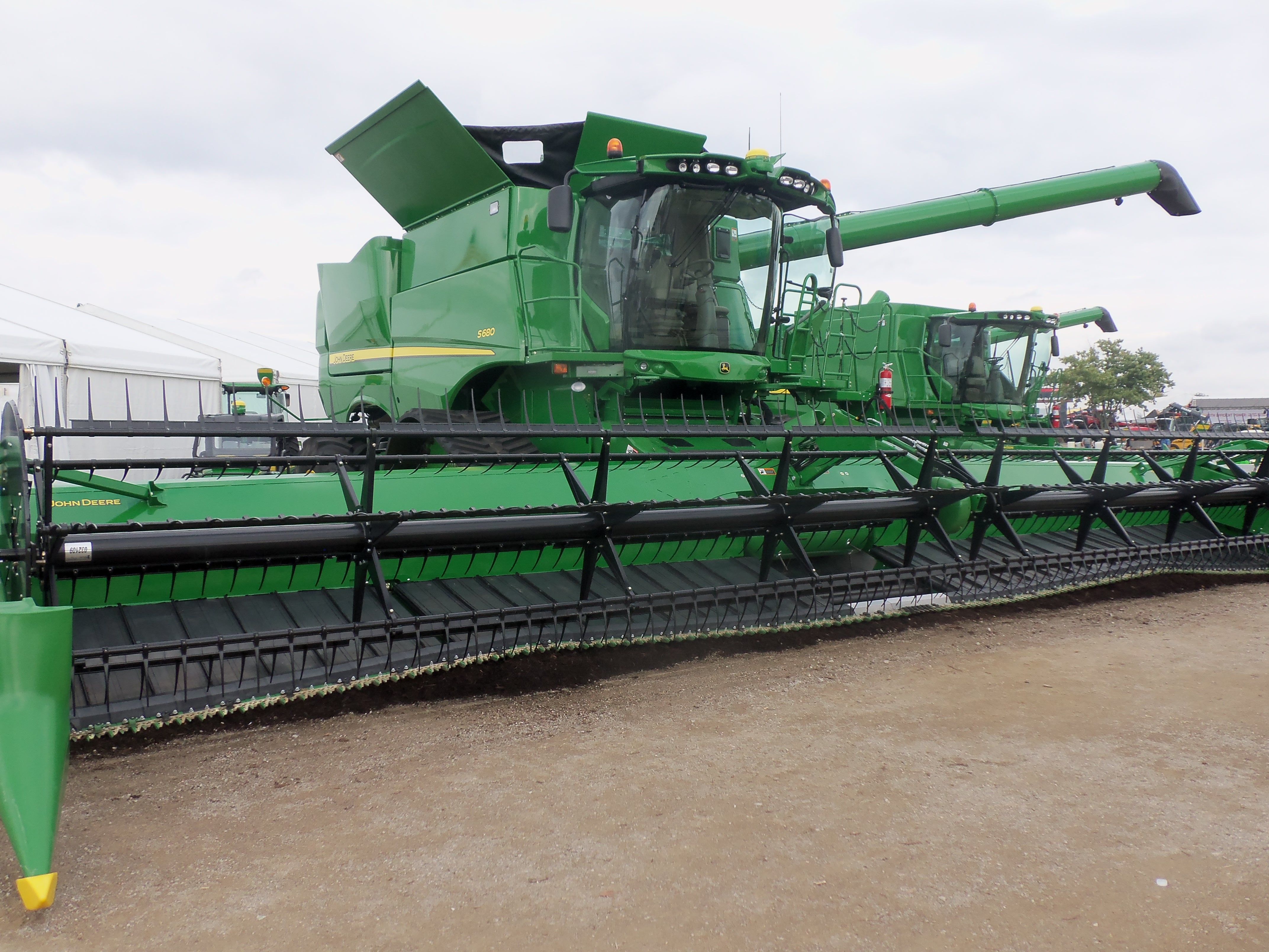 John Deere S680 With Wide 40 Foot Draper Head John Deere Equipment 
