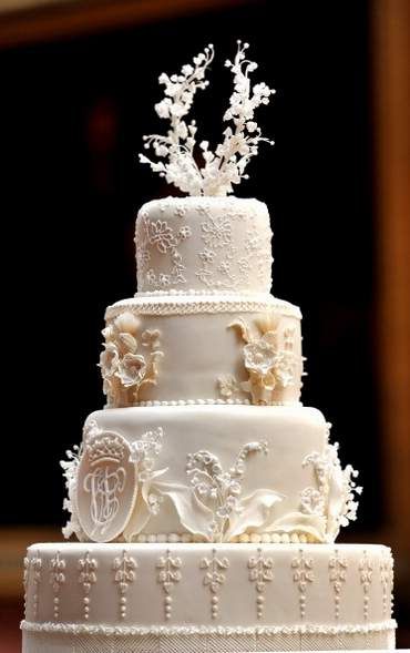 See Prince Harry And Meghan Markle S Non Traditional Royal Wedding Cake Mit Bildern Hochzeitstorte Hochzeitstorte Rezept Hochzeitstortenstander